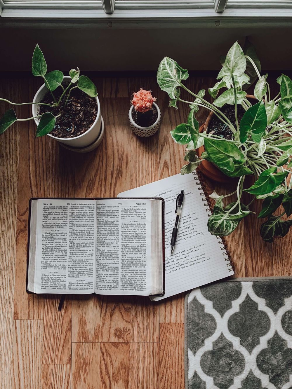 Biblia y libreta sobre escritorio