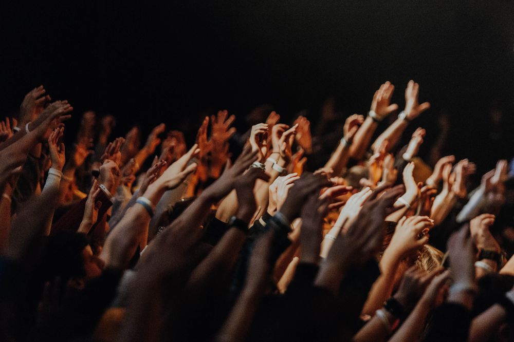 Manos levantadas durante un concierto cristiano protestante