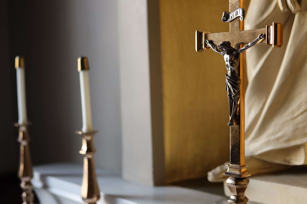Un altar con dos velas y un crucifijo
