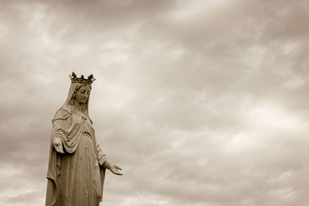 Una estatua de la Virgen María