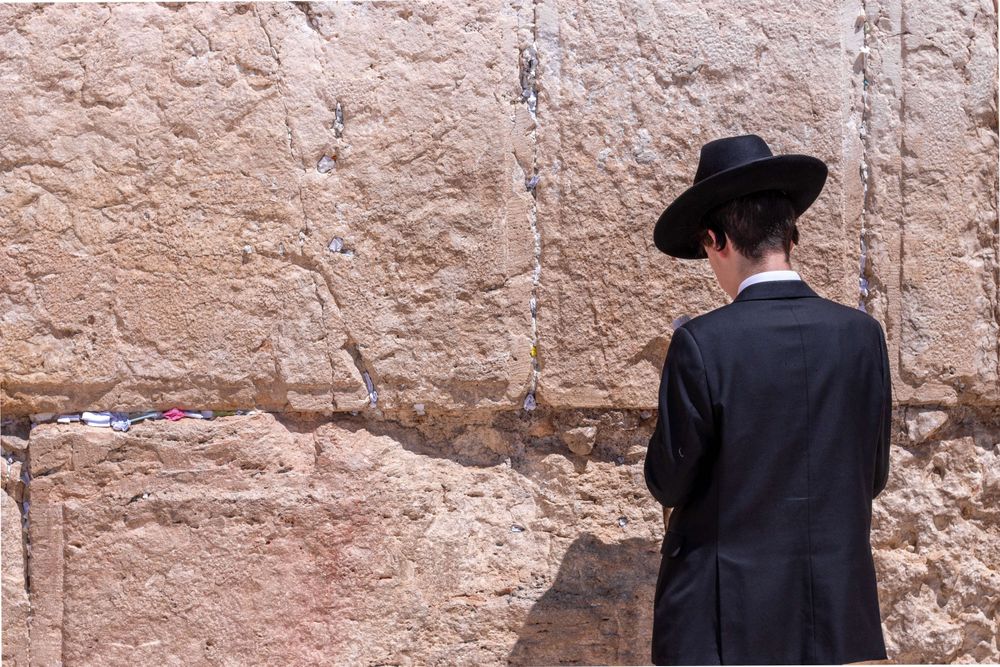 Judío orando frente a muro