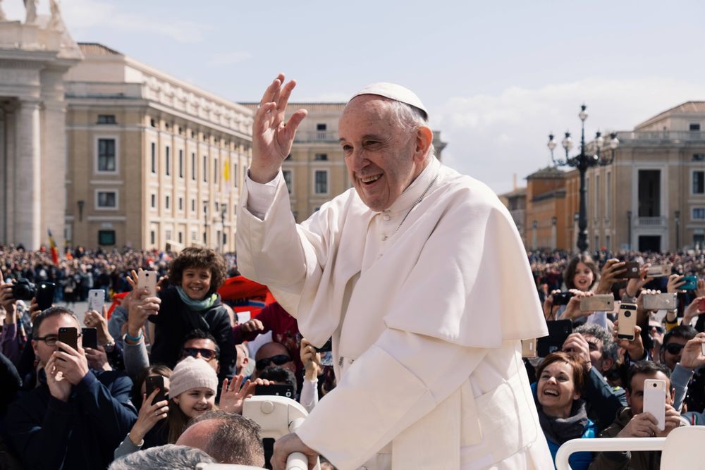 Papa Francisco saludando a la audiencia general