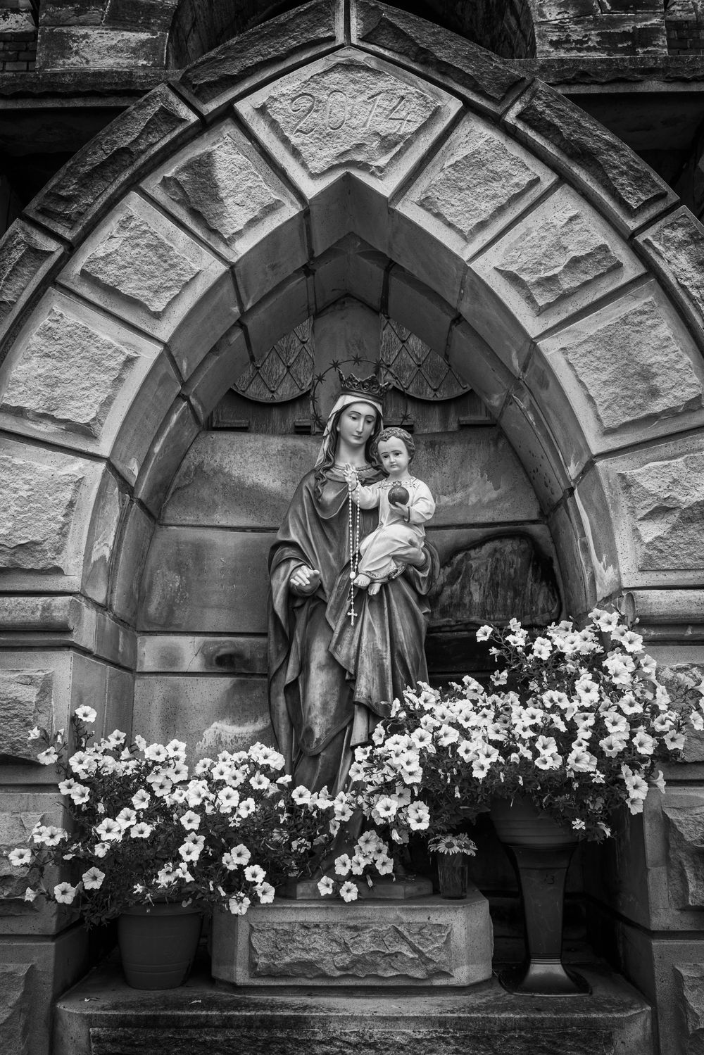 La Virgen María cargando a su bebé Jesús